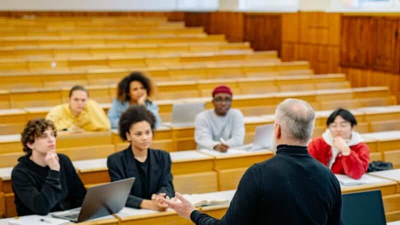 אוּנִיבֶרְסִיטָה